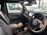 ステアリングを握ればJeepワールドが目の前に広がります。