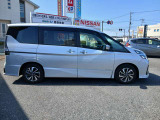 スライドドアなので、小さなお子様・ご年配の方も乗り降りが楽です!強風で隣の車に扉をぶつけてしまう心配がないです♪