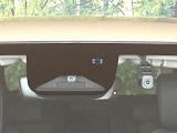 【ホンダセンシング】走行中に前方の車両等を認識し、衝突しそうな時は警報とブレーキで衝突回避と被害軽減をアシスト。より安全にドライブをお楽しみいただけます。