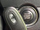 【キーレススタートシステム】カバンやポケットに入れたままでもドアの施錠・解錠が可能なスマートキーを装備。エンジンのオン・オフ時もカギを取り出す必要が無いからとっても便利です♪