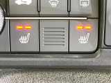 【シートヒーター】寒い日に重宝するシートヒーター!エアコンより早く温まってくれるので寒がりの人も安心ですね♪エアコンの温風は乾燥するから苦手、という方にもをおすすめです。