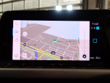 Discover Pro、10インチタッチスクリーンで操作はスマートフォンのように画面上を軽くタッチするだけ、モニターとメーターにおけるナビゲーションマップの同時表示も可能です。
