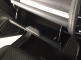 【グローブボックス】収納スペースがあるので車内が散らからずに助かります。ちょっとした物を入れるのにいいですね♪