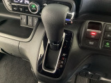 CVT車のセレクトレバーです。低速から高速まで、変速ショックのないスムーズな走りを実現するとともに、エンジン効率のよい領域を維持することで燃費にも貢献します。