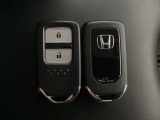 スマートキーを装備しています。鍵を差し込むことなくドアロックの開け閉めと、スタートボタン操作でのエンジンスタートができます。スペアキーも同じものを用意しております。