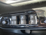 【電動格納ミラー】サイドミラーは電動格納式となっており、狭い駐車場でもキズがつくリスクを抑えられます。