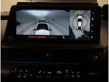 パノラミックビューモニター 車両上空より写したような画像をモニターに表示☆車庫入れや、幅寄せなどに大変便利な機能です。