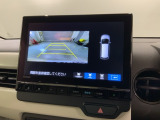 リバースギアに入れるだけで後方の表示へ切り替わります。夜間や雨の日の駐車も楽になりますよ。