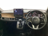 車内は光触媒抗菌消臭施工済です。インパネ周りはスタイリッシュなデザインで機能や装備も充実しています。グローブボックスやカップホルダーのほかにトレーなどたくさんの収納スペースが付いています。