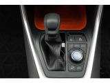 機能性溢れる運転席まわり。使いやすいスイッチ類の配置で運転中のストレスを軽減し楽しくドライブできますよ。