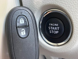 【キーレススタートシステム】カバンやポケットに入れたままでもドアの施錠・解錠が可能なスマートキーを装備。エンジンのオン・オフ時もカギを取り出す必要が無いからとっても便利です♪