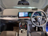 BMWの運転席はドライバーオリエンテッドという構造を採用。ドライバー目線の操作がしやすい設計になっており、ドライブ中にも目線の移動が少なく運転中にも簡単に操作ができます。