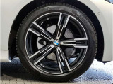 【BMWアロイホイル】軽量かつ強度に拘ったアロイホイル。走行性能ポテンシャルを引き出す設計。車の足元を引き締めてくれる大きなポイントはアロイホイルです。
