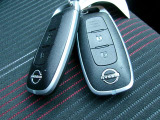 【 インテリジェントキー 】 キーを持っていればエンジン始動でき、ドアノブのボタンで車の鍵の開錠と施錠もできます。キーを取り出す手間がなくなります。