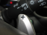 マニュアル車のような感覚で、ワインディングロードでも車を操れるパドルシフト付きです。長い下り坂でのエンジンブレーキや、高速道路の合流の際の加速も思いのままです。
