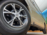 【純正アルミホイール】外観にマッチした純正アルミホイールを装着しております。各種社外アルミホイールや、スタッドレスタイヤも取扱いしております。是非ご相談ください♪