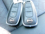 【 インテリジェントキー 】 キーを持っていればエンジン始動でき、ドアノブのボタンで車の鍵の開錠と施錠もできます。キーを取り出す手間がなくなります。