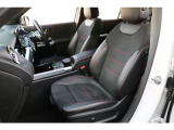 メルセデスのシートは少し硬めになっております。長時間の運転の際、適度な反発があることでお尻や腰の負担を減らす効果が御座います。