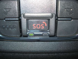 SOSコールは急病時やあおり運転被害などの危険を感じた時スイッチを押すと専門のオペレータに繋がって警察や消防への連携をサポートしてくれます。万が一の事故発生時にはエアバッグ展開と連動して自動通報します。