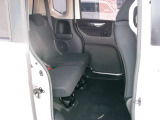 後席もきれいにクリーニングされています。足元のスペースもこれだけ広ければ一緒に乗っている人もゆったりお乗りいただけそうです。