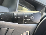 【オートライト(AUTO)】外の明るさをシステムが感知して、自動でヘッドライトが点灯します。ヘッドライトをつけ忘れを防ぐ便利機能です。