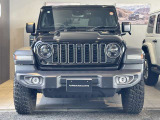 Jeep伝統の丸目のヘッドライトにセブンスロットグリル!一目でJeepだとわかります。