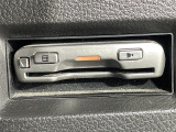 【ETC】有料道路を利用する際に料金所で停止することなく通過できる、ETC車載器(ノンストップ自動料金収受システム機器)が装備されています。セットアップを行うことで利用可能になります。