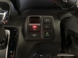 セレクトレバーの右に電子制御パーキングブレーキがあります。スイッチひとつで、停車した地点の傾斜などをシステムが検知・判断してブレーキ力を自動的に最適制御し、しっかり停車できるパーキングシステムです。
