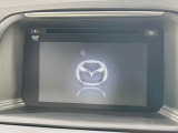 【マツダコネクトナビ】車内の雰囲気にマッチした一体型タイプのナビ。各種車輌設定やBluetooth再生等、様々な機能が楽しめます。直感的なダイヤル操作が可能で、使い勝手も良好です。