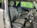 運転席まわりには十分なスペースがあり、大柄な方でもゆったり運転していただける環境です。