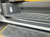 後部乗車下部にもランプがついており、夜間の乗降車の際も視野を確保できます。