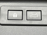 【パワーバックドア】スマートキーや運転席のボタンを押すだけでリアゲートが自動で開閉します!荷物を持っている時や、高い位置にあるバックドアを閉める際に便利な機能です♪