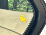 【ブラインドスポットモニター】走行中、ドアミラーの死角になりやすい箇所に後続車が接近するとサイドミラーのレンズに警告を表示!ドライバーに注意喚起をしてくれます。