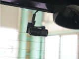 この車にはリアにもドライブレコーダーを装備しております◆映像・音声などを記録する自動車用の装置です。 もしもの事故の際の記録はもちろん、旅行の際の思い出としてドライブの映像を楽しむことができます。