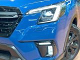 【LEDヘッドライト】悪天候や夜間走行時も良好な視界を確保し安心して運転できる高輝度LEDヘッドライトを装備!点灯速度が早く、消費電力も抑えられています。