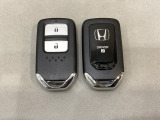 スマートキーを装備しています。鍵を差し込むことなくドアロックの開け閉めと、スタートボタン操作でのエンジンスタートができます。スペアキーも同じものを用意しております。