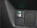 【ハンズフリースライドドア】両手がふさがっていても、足先をかざすとパワースライドドアが自動で開閉します!