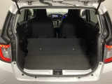 リアシートを前に倒せば荷室容量倍増!