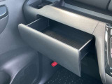 助手席前のグローブボックスの画像です。