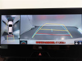 パノラミックビューモニター付きです。車両を上から見たような映像をモニター画面に表示。運転席からの目視では見にくい、車両周辺の状況をリアルタイムでしっかり確認できます。