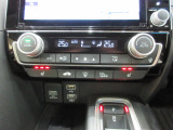 オートエアコンは操作が楽々♪フロント左右シートヒーターも装備しています。USBジャック付きです。
