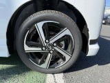 純正アルミホイール。デザインが素敵ですね。お車全体のイメージ変わりますね。ホイールの重量やタイヤの放熱性など性能面に大きく関わる部分ですよね。