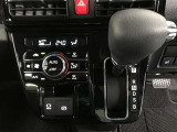左右独立温度コントロールフルオートエアコンです。運転席、助手席それぞれで独立して温度設定ができます。冷え性の方が乗っても安心ですね♪