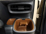 運転席のカップホルダーはエアコンの吹き出し口の前にありますので冷やしたり温めたり出来ます☆