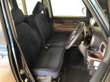 運転席の座面高さを調整できるシートリフターが付いています。フロントシートはベンチシートを採用で、座面も広く使い勝手もいいですよ♪