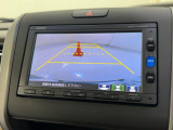 【リアカメラ】リバースに入れれば自動でナビモニターが切り換わります、面倒な操作は不要!狭い駐車場もお車を傷つけず安心です