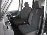 長時間の運転も疲れにくいフロントシート!体をしっかり支えてくれて運転がしやすい形状です!