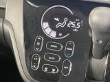 【オートエアコン】一度お好みの温度に設定すれば、車内の温度を検知し風量や温度を自動で調整。暑い&hellip;寒い&hellip;と何度もスイッチ操作をする必要はありません。快適な車内空間には必須の機能ですね♪