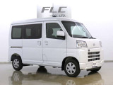 メーカーオプションの『選べるカラーパック』を装着した車両です。フロントロアバンパー、リヤバンパー、ドアアウターハンドル、バックドアハンドルがボディカラーと同色に塗装されています。