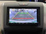 【バックカメラ】駐車時に後方がリアルタイム映像で確認できます。大型商業施設や立体駐車場での駐車時や、夜間のバック時に大活躍!運転スキルに関わらず、今や必須となった装備のひとつです!